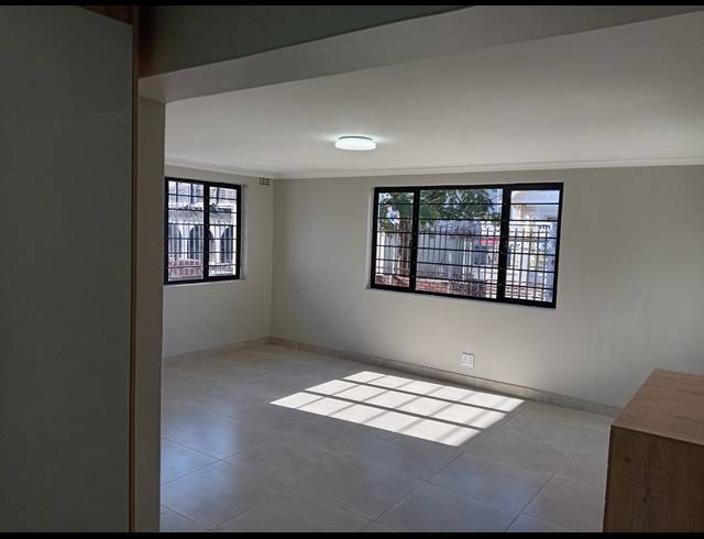 3 BEDROOM FREESTANDING TO LET IN ESSENWOOD
